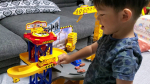 先月当たったSPEED CITYの工事現場TOY🚧👷&zwj;♂️色んな仕掛けがついてるから、１ヶ月前とは違った遊び方してるー🤗&hearts;️今は、3.2.1&hellip;で一気に車を滑らせるのがお気に入り🌠#トイ&hellip;のInstagram画像