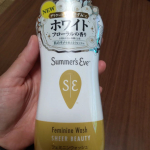 サマーズイブフェミニンウォッシュシアービューティをお試しさせて頂きました😉弱酸性のデリケートゾーン専用なのでお肌に優しくいい香りです🥰とろりとしたテクスチャーで洗い上がりもつっぱらず気持ちよく&hellip;のInstagram画像