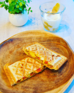 小腹が空いたのでホットサンド☺️『冷凍ストック名人 タコライスの素』を使って。調味料が入ったチャック袋の中にミンチを入れて揉み込んだら冷凍庫へ。あとは使いたい時にフライパンで炒&hellip;のInstagram画像