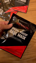 フェイスマスクを5枚使ってみて、化粧のりも良くなったし、保湿力も言うことない😊これから冬にかけ感想の季節になるので、リピートして使いたいなー😍#PR #ピルボックスジャパン株式会社 #レブロン&hellip;のInstagram画像