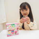 🍓すくすくのっぽくんこどもフルーツ青汁赤の恵みパッケージがまず可愛い♡子どもたちに馴染みのあるはなかっでもう興味津々🙈お水やヨーグルトと混ぜたりしても良いみたい&hellip;のInstagram画像
