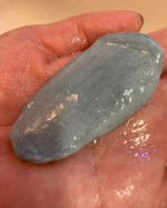 気になる黒ずみを部分洗い！直接撫であらいできる🧼黒ずみ落とし石鹸ペリカン石鹸🧼の 泥炭石ボディスクラブ　ソープ価格:748円(税抜 680円)前にも紹介したけど、毎日のバスタイム&hellip;のInstagram画像