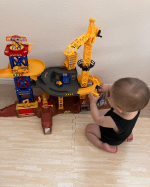 お兄ちゃんがいない時は遊び放題👶🚗最近は一人遊びの時間も長くなり、黙々とオモチャで遊んでる☺️いや、お兄ちゃんが居ると使わせてもらえないからかな🙄笑赤ちゃんはぶら下がってるクレ&hellip;のInstagram画像