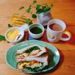 🥪朝ごはん🥪青汁マヨネーズを塗ったサンドイッチ🥪宇治抹茶も使用されていて、マイルドな味なんです！飲料としてはいつも牛乳か水と混ぜていますが、お湯に溶かして飲みました！抹茶が入ってい&hellip;のInstagram画像