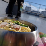 涼しくなったし、屋上でランチ★横浜家系ラーメンの冷凍食品を初めて頂きました！なんと、ラーメン屋さんのラーメンをそのまま冷凍した感じで、お鍋で解凍したらそのまま食べられるの！！#キンレイ #&hellip;のInstagram画像