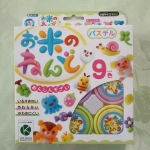 お米のねんどで遊んだよ！長男は色が混ざらないように慎重に作ってた。長女２歳は容器を積み上げて遊んでた(笑)暫くしたら、ねんどをこねくり回して楽しそうだったよ〜♪さらさらで匂いもなくて、&hellip;のInstagram画像