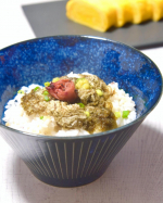 お夜食にお茶漬け。👨が帰ってくるのが遅い時にはこんな簡単ごはんもアリ🥰ごはんを器によそって、とろろ昆布、梅干し、ワサビをのせてお湯をかける。最後に梅こんぶ茶の粉末をかけたら出来&hellip;のInstagram画像