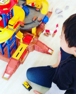 トイザらスのスピードシティタワークレーンコンストラクションセット🏗✨お気に入りすぎて毎日遊んでいます😆ミニカーは建設車両4台、ヘリコプター1台、アクセサリーはストーン15個、バリケード&hellip;のInstagram画像