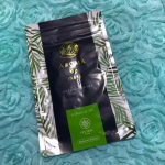 アロマdeマスクを使ってます♪アロマdeマスクAROMA de mask（アロマ de マスク）は、マスクに貼ってちょうどよく香るように設計された &ldquo;マスク専用&rdquo; のアロマシール。香りが強すぎ&hellip;のInstagram画像