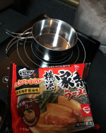 仕事終わりに主人とふたり車中泊へ仕事終わりに出かけると　外は真っ暗、手軽に作れる夜ご飯ですませます。鍋とラーメンだけあれば🍜作れる冷凍　なべやき屋キンレイの横浜家系ラーメン水もいらず　簡単&hellip;のInstagram画像