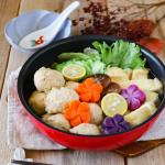 。。鶏だんごのレタス鍋 。 マルトモさまの新商品だし小鍋をお試しさせていただきました🎵。 ❀帆立はまぐり鍋つゆ ❀黒豚にんにく鍋つゆ ❀蟹だし鍋つゆ 。 今&hellip;のInstagram画像