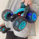 スピードシティ RC スタントツイスター🚙二、三枚目に載せた動画を見てもらうとわかるように、ピカピカ光ってくれる！そして、コントローラを操作するとタイヤが縦にも回るので面白い動きをしてくれます&hellip;のInstagram画像