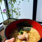 ラーメン大好きな長女が絶賛した冷凍のラーメン❣️調理がものすごく簡単で感動。4人前もあっという間に完成！麺がもちもちでおいしかった〜！家ラーメンはスープが薄くなったり濃くなったり、鍋もフライパ&hellip;のInstagram画像