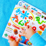 ねんど遊び、雨の日やお外に出られない日に良いですよね。👧も大きくなり、最近全然遊ばなくなったけど、そろそろ👶には触れさせても良い時期かなと思い、お米ねんどで遊びました😊「米粉」「塩分」「水&hellip;のInstagram画像