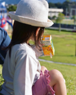 果物のジュースだいすき❤️まだパックをぎゅと押しすぎて中身が飛び出したりもするけど、少しずつだけど飲み方が綺麗になってきました。いつも『じゅー、じゅー』っておねだりされます🥰こ&hellip;のInstagram画像