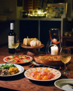 夜ごはん🍴柿と生ハム、じゃがいもとタマネギとベーコンのグラタン、モッツァレラとドライトマトとベーコンのピザ、鯖とタマネギとオリーブのマヨ和え、かぼちゃサラダ。生ハムとベーコンは、千成亭&hellip;のInstagram画像