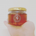 ＊おしゃれでいい香りのするこのワックス。見た目とは裏腹に使い道は脱毛〜ハチミツの香りで、テクスチャーもほぼハチミツ。脱毛したいところに付属のスティックですくって置いて薄く伸ばして付属の専&hellip;のInstagram画像