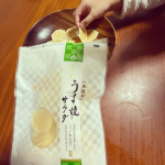 子供達の定番おやつの１つが薄焼き煎餅🍘なんだが、今回もち吉さんからうす焼サラダをいただき初めて食べてみた。が、いつも買ってるコンビニのうす焼煎餅との薄さの違いにビックリするし、パリッと感が凄い&hellip;のInstagram画像