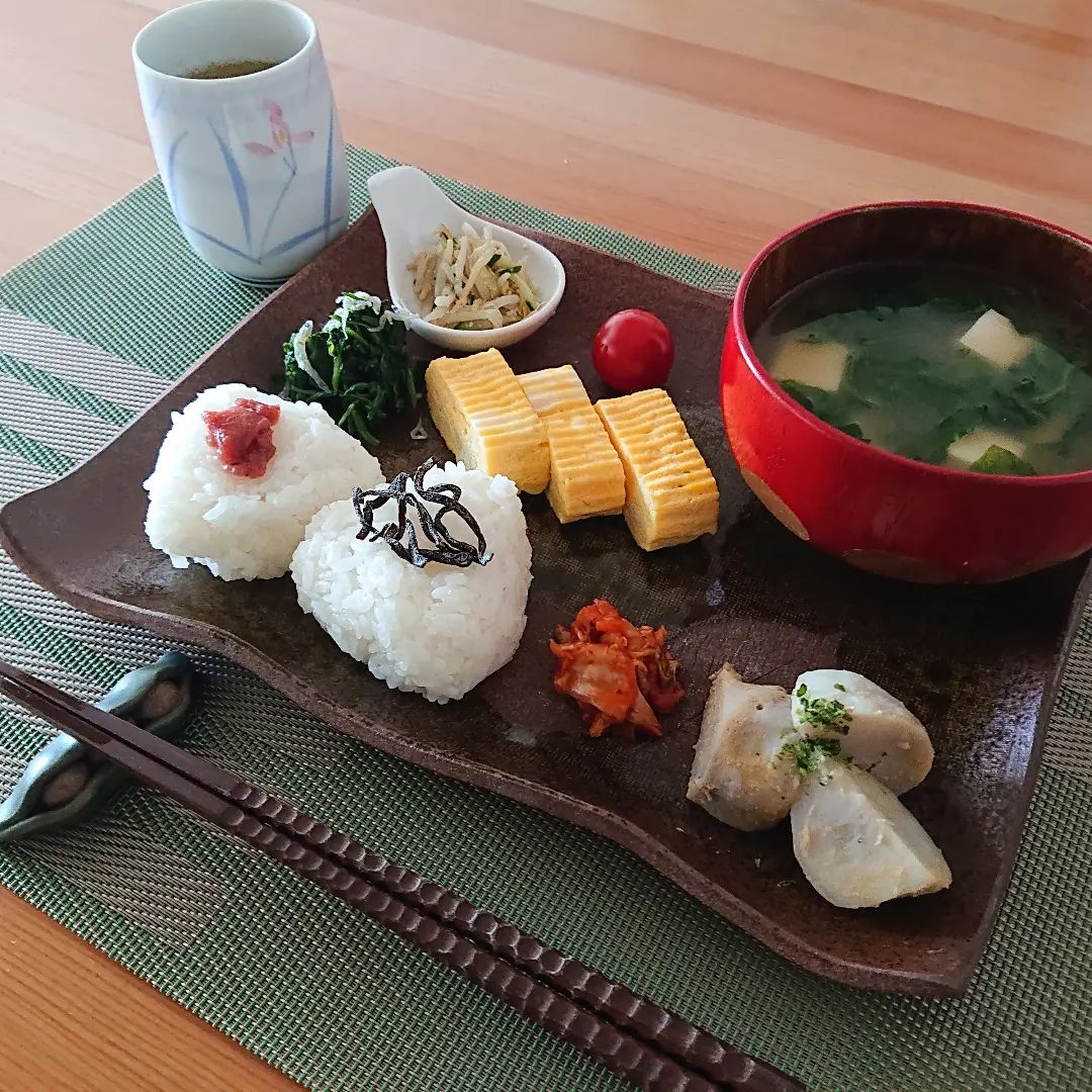 口コミ投稿：.たまには #和な朝ごはん 🍜🍙 でおはようございます☀️簡単に、梅干と昆布の三角おにぎ…