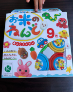 3歳の息子がとても集中して粘土遊びをやってくれました😭😭なぜか父親もハマり、、、(笑)これから寒くなってお外遊びができない時は、粘土遊びに決まりですね😍😍#お米のねんど #お米の粘&hellip;のInstagram画像