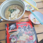 横浜家系ラーメンをお庭で食べました🍜お鍋に冷凍されたラーメンを入れて火にかけるだけでとっても濃厚な美味しいラーメンを簡単にいただくことが出来ました。本当はキャンプに持って行ってささっと作って食べた&hellip;のInstagram画像