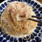 昼から、筋トレ行くので早いランチ🍝.筋肉がつきにくいので、運動後だけでなく、運動前後にたんぱく質。.何もしなくても、1食に50gぐらいのたんぱく質量を取らないと、不足してしまうのでパスタと言い&hellip;のInstagram画像