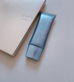 ・シズカニューヨーク薬用美白オールインワンゲルワン『シズカホワイトゲル』⁡シルバーの上品なパッケージに入ってる蓋を開けると、スリムすぎてびっくり化粧品持ち歩くと嵩張るのが難点だ&hellip;のInstagram画像