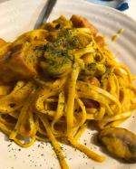 SUNAOパスタで作った高校2年生次男作かぼちゃパスタとカルボナーラ。電子レンジでパスタとかぼちゃ　マッシュルーム　ベーコンを入れて作っていました。かぼちゃに塩味がきいているベーコンともっちりパス&hellip;のInstagram画像