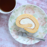 店の外から見ていて、ここのロールケーキ絶対美味しいだろう、と思って買ったロールケーキが当たりでした。うれしい。フルーツが入っていない、一見地味なものなのにとてもおいしいと、これは年中楽しめ&hellip;のInstagram画像