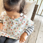 お気に入りのエプロンとマイカトラリーはお出かけの必須アイテム・外食時にエプロンがないと「汚れちゃうから食べられない」という三女さんハリネズミさん柄がキュートなこちらのエプロンは&hellip;のInstagram画像