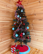 クリスマスツリー🎄ちょっと早いけど届いたので息子と一緒に飾りつけ👦150センチのツリーなので迫力があって大満足🤭明かりをつけたら『ついとーついとー』と喜んでくれました✨ハル&hellip;のInstagram画像