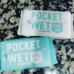 とても小さいウェットティッシュ😲！ビスコと同じくらい🍪 ポーチにも入れられて外出先でも大活躍☆パッケージもお洒落で使いやすい〜公園行ったらとかチョコ食べたらすぐ手が汚れるよね(;_;)&hellip;のInstagram画像