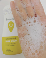 サマーズイブ　フェミニンウォッシュシアービューティーをお試ししています。一回の使用量は10円玉くらいで充分なのでコスパも良さそうです。穏やかな泡立ち、洗い上がりです。体の中でもデリ&hellip;のInstagram画像