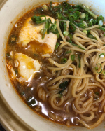 .お水いらずなべやき屋キンレイシリーズの「台湾ラーメンレビュー✨」たまごと刻みネギを追加☑︎沸騰して麺がやわらかくなってきたら生たまごを落とし入れる　汗が出るくらいだったが&hellip;のInstagram画像