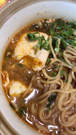 .お水いらずなべやき屋キンレイシリーズの「台湾ラーメンレビュー✨」たまごと刻みネギを追加☑︎沸騰して麺がやわらかくなってきたら生たまごを落とし入れる　汗が出るくらいだったが&hellip;のInstagram画像