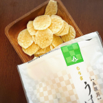 素敵なご縁がありましてもち吉のうす焼サラダをお試しさせて頂きました🌼大人も子供も美味しく食べられるおやつー😋❤️子供達と取り合いになりながら頂きました🤣❤️程よく塩が効いていて、うす焼&hellip;のInstagram画像