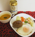 ハンバーグに目玉焼きは神カボチャたくさんあったので何年振りかのスープににんじんのグラッセも作ってみたハンバーグに何かけます？ケチャップ？ソース？ハンバーグソースって&hellip;のInstagram画像