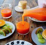 ..パンケーキと人参ジュースの朝。#奇跡の人参ジュースまるごとすりおろした人参ジュースはフルーツジュースのように甘くて飲みやすさにビックリ。固形の人参が苦手な我が家の子供達からも、飲める！と&hellip;のInstagram画像