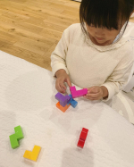ご縁があり、ChaChaCubeをお試しさせていただきました😊5歳の長女は夢中で何度もやって、○○の形〜と色んなものを作ってた💕付属でこれを作ってっていうカードが付いて&hellip;のInstagram画像