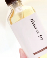 ネイチャーズフォーのモイストクレンジングオイル。ラメ入りコスメもすっきり落ちます🎵まるで美容オイルみたいな成分で使うだけで優雅な気分に🌸柑橘系の香りも癒されます✨商品詳細はプロフのリンクをご&hellip;のInstagram画像