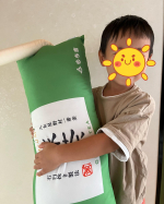 @mochidangomura 様の「もち吉オリジナル　ジャンボジェラート抱き枕」当選しました。息子サイズで喜んでくれたよ💕もち吉の煎餅は、美味しいから昔から大好きです。この度&hellip;のInstagram画像