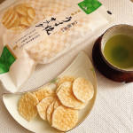 もち吉うす焼きサラダでホッとひと息。軽くて食感がよく食べる手が止まらない美味しさ。自宅で食べるのにみんなで食べやすい袋タイプです♪#PR #株式会社もち吉 #おやつにもち吉 #もち吉 #うす&hellip;のInstagram画像