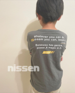 @nissen_kids_official 綿１００％バックプリント長袖Tシャツ着心地も良く、おしゃれで息子もよくこの服を選んでる♪何回も洗っても崩れないしよれない！親子で&hellip;のInstagram画像