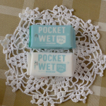 【新商品】手のひらサイズのウェットティッシュ『POCKET WET』 持ち運びに便利な手のひらサイズになっているので コンパクトだから、いつでもどこでも持ち運んでも邪魔にならないですし、よく小&hellip;のInstagram画像