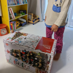 大きな大きなツリーを用意しました！トイザらスのオリジナルツリー🎄小さく分割ツリーカラフルホーリーナイト狭い家なので(笑)コンパクトにしまえるのは助かります(●&acute;&omega;｀●)組み&hellip;のInstagram画像