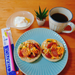 ☕朝ごはん☕朝ごはんはイングリッシュマフィンのオープントースト！！フレッシュパインにヨーグルトは私の定番メニュー🍍生協で🍍毎週注文しています！食べたあとの歯磨きをスイス生まれの&hellip;のInstagram画像