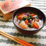 ハロウィンの日のお味噌汁。***時差ありすぎて失礼します💦今さらながらハロウィンごはんpost👻当日は出かけていたので翌日に。**こどもたちにはハロウィンプレート作&hellip;のInstagram画像