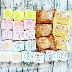 くりーむパンで有名な&ldquo;八天堂&rdquo;さま。色んな種類があるって知ってました？ 瀬戸内レモン味やプリンなくりーむパン、桃などなど🍑 しかもパッケージがいちいち可愛すぎて、たまらん❣&hellip;のInstagram画像