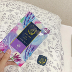 ♡ラベンダー好きに吉報🫧心地よい香りの中で眠れる新しいアロマアイテム♡♡．柔らかい布状のシールを枕カバーなどに貼るだけで心地よいアロマを楽しみながら眠れるアイテム🌙．リ&hellip;のInstagram画像