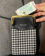 すごく小さいので小さめのバックの時にも入れて出かけることが出来ました！公園にも小さいバックで行くのですがしっかり入りました！小さいサイズですが中身はちゃんとした大きさなので一枚でしっかり拭くことが&hellip;のInstagram画像